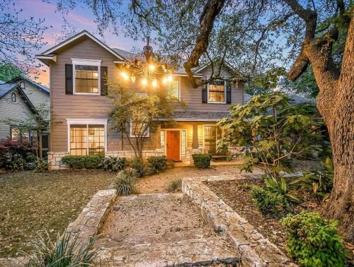 Barton Heights House | Walk to Zilker Barton Springs 5BR 3BA Villa Sleeps 14
