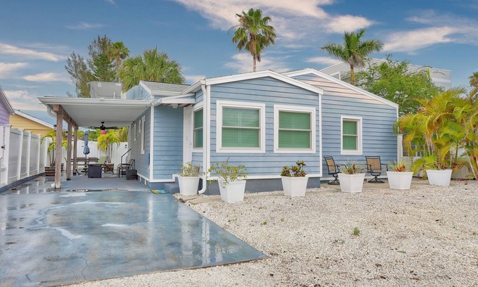 Sunset Beach House | ☀️Walk2Beach-Private Patio-Good Vibrations Beach House ☀️