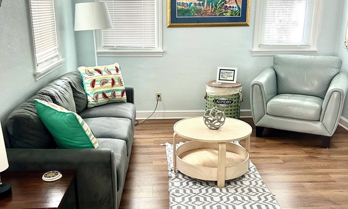 Dunedin Cottage | Walkable Dog Friendly Cottage Downtown