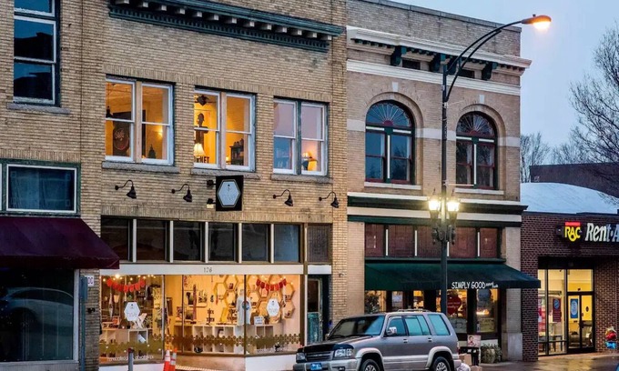 Salisbury Apartment | Walkable Downtown Salisbury Fully Furnished Apt.