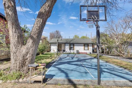 Govalle House | Walkable DT Foliage Haven with Pickleball Court
