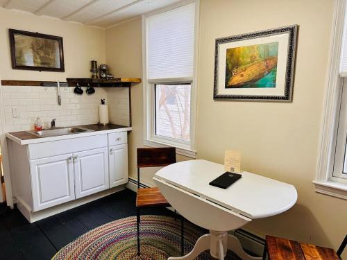 West Bayside Apartment | Walkable near downtown 1 Bedroom