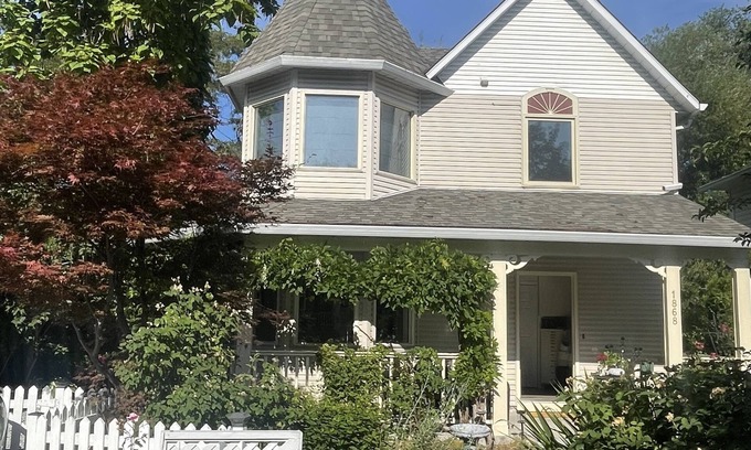 South Central House | Walkable private 2 bdrm suite w shared entry, kitchenette, bathroom