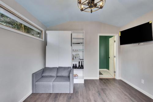 Govalle House | Walkable Private Guest House Studio with Pickleball Court
