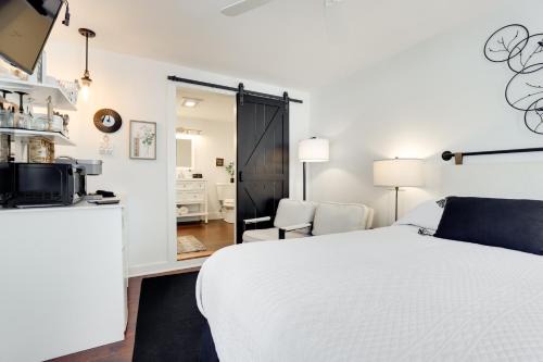 Hammondsport Apartment | Walkable Studio on Historic Hammondsport Property!
