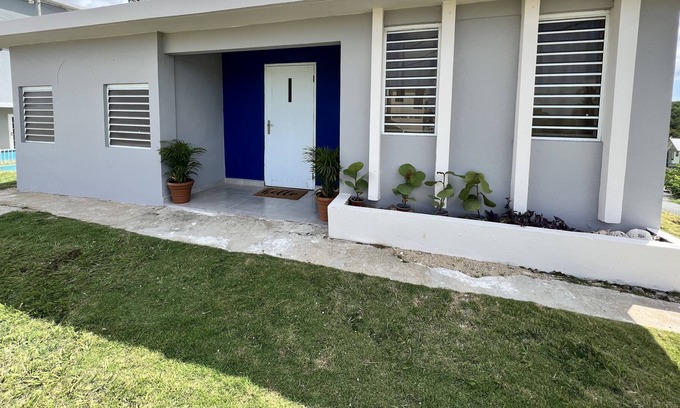 Camaceyes House | Walking distance to Crash Boat