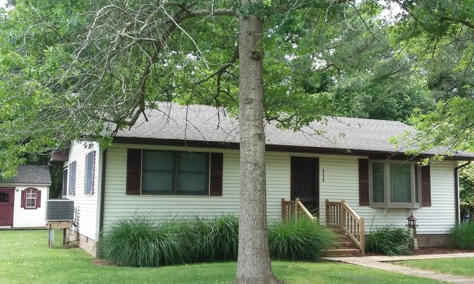 Chincoteague House | Walking distance of town!