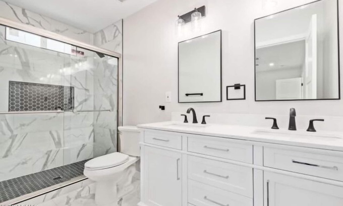 Maryvale House | Walking distance to a family recreation park 5 minutes to shopping centers