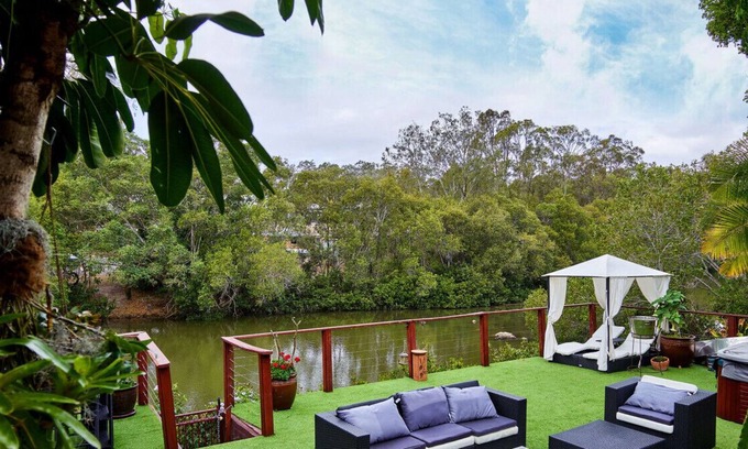 Helensvale House | Walking distance to Movie World