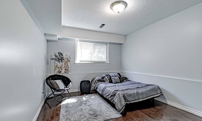 Scarborough Apartment | walking distance to bus routes, close to U of T, Centennial college and parks.