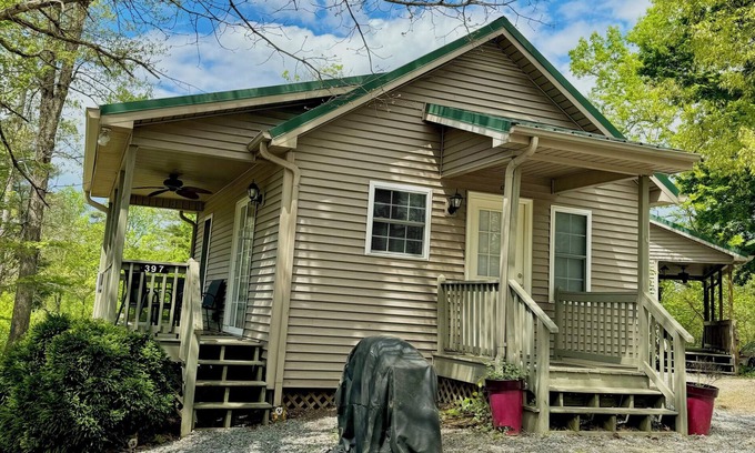 Marion Cottage | Walking Distance to Lake James: Private Resort Amenities