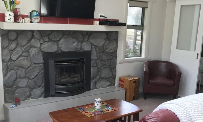 Oakura House | Walking distance to the beach, sunny, 7 year old stand alone 2 bedroom house..