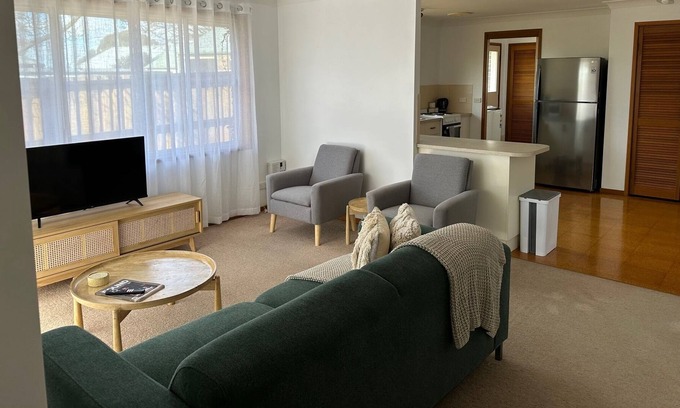 Armidale House | Walking Distance to Town