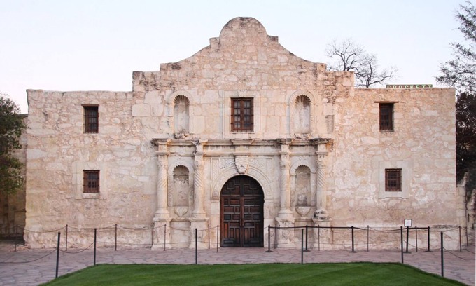 Arsenal House | Walking Distance to San Antonio Art League Museum! 3 Units w/ FREE Breakfast!