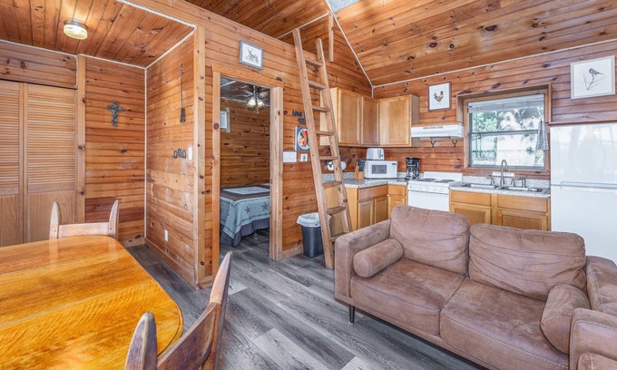 Fredericksburg Cabin | Walnut Canyon Cabins