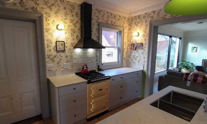 Consecon House | Walnut Manor: 3-bedroom house in fantastic Prince Edward with WiFi, AC