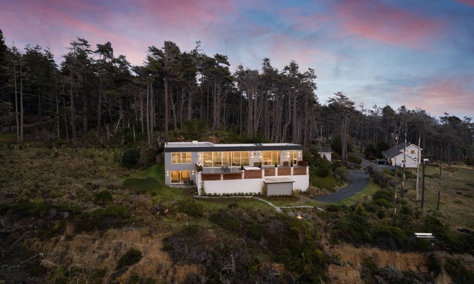 Anchor Bay House | Wander Anchor Cove sleeps 8, w/Hot tub, 3 Bedrooms