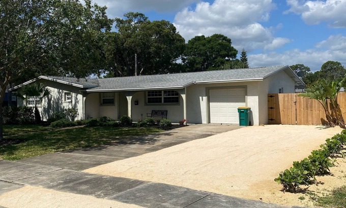 Melbourne House | “WANDERLUST” 3/2 Private Home with Game Room and Heated Pool