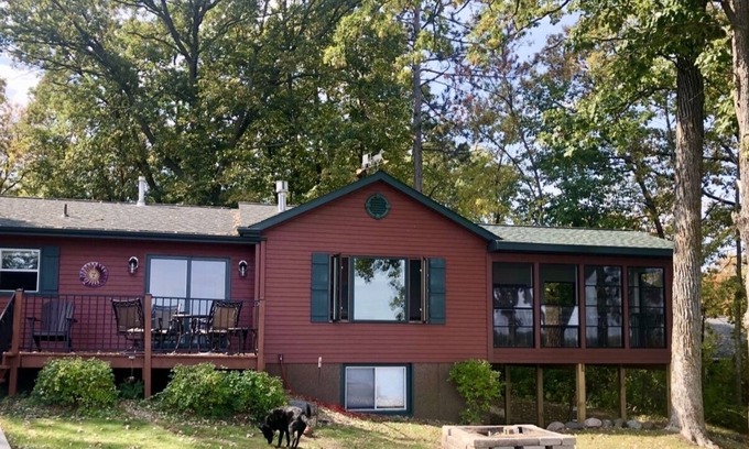 Amery House | Wapo Cottage, your home on the Lake!