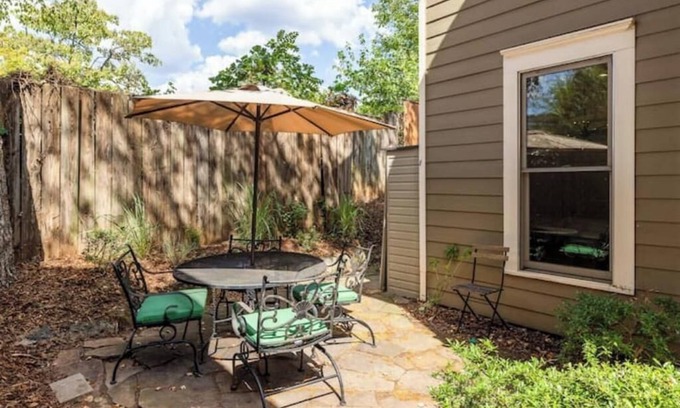 East Side House | Warm and Inviting Home Grant Park LOCAL