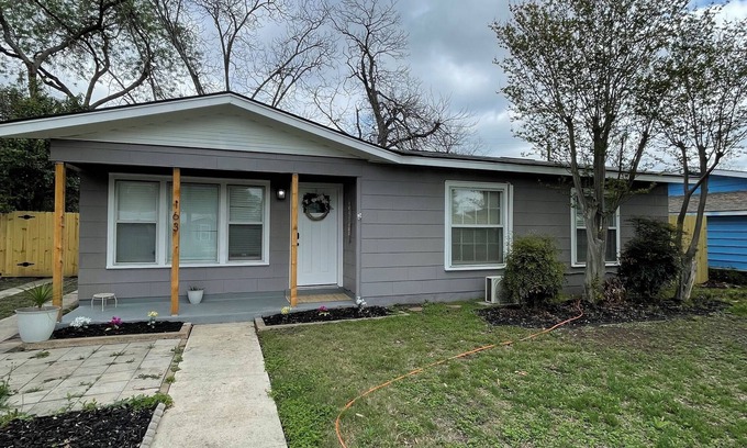 San Antonio House | Warm & Cozy Charming 3-bedroom house with WiFi and AC in fabulous San Antonio
