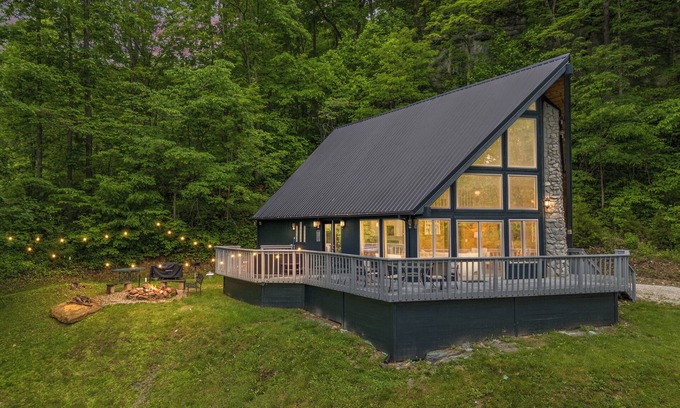Stanton Cabin | Warm & Cozy Red River Gorge A-Frame with Hot Tub and EV charger