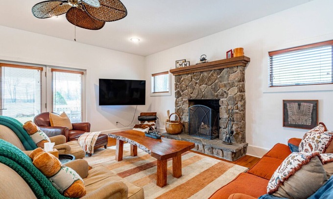 Jeffersonville House | Warm Family Home near Bethel