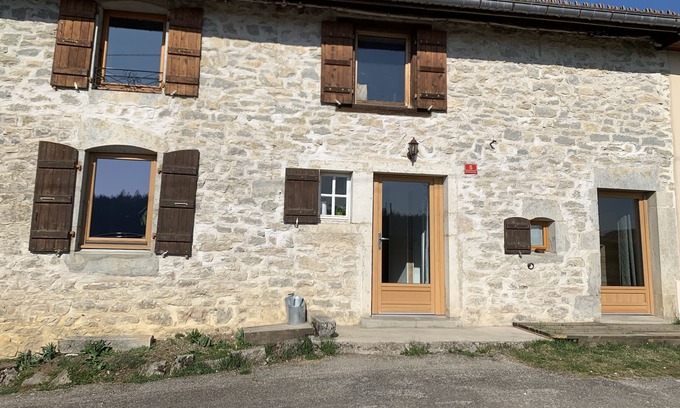 Prenovel House | Warm house with fireplace, 6 travelers.