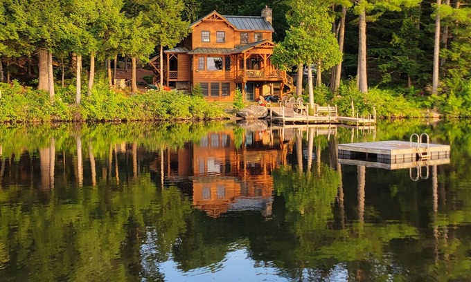Mount Vernon House | Warm & Inviting Lakeside Retreat, Private, Tranquil Picture Perfect Setting