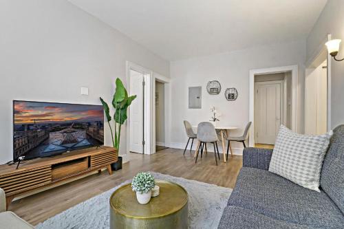 Rogers Park Apartment | Warm & Lovely 2BR Apt close to Dining & Shops - Touhy 1S