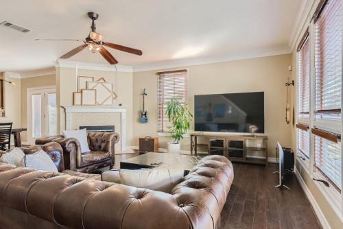 West Campus Apartment | Warm Suburban 3BR Townhome near DT