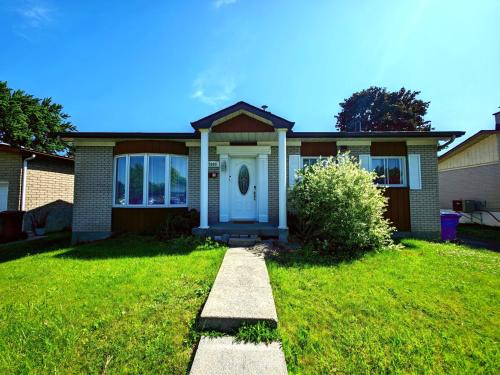 Saint-Hubert House | Warm Welcome Home