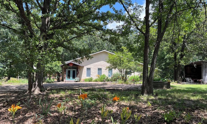 Gober House | Warm & Welcoming Texas Stay/Straw Bale Charm/Private Lake/Sleeps 6 adults