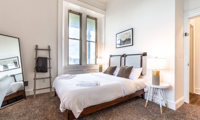 Pittsburgh Apartment | 🏰Warren Castle🏰 - Breathtaking Views of Pittsburgh 💙