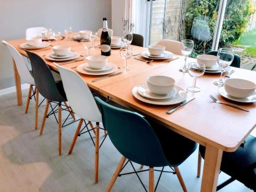Dilwyn House | Warwick House, 5 bedrooms, 9 beds, parking, garden