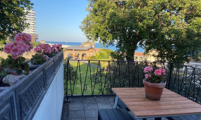 Worthing House | Warwick House - Stunning house with sea views