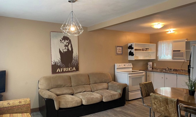 Wasaga Beach Cabin | Wasaga Beach Walk to main beach Free Parking Free Wi-Fi