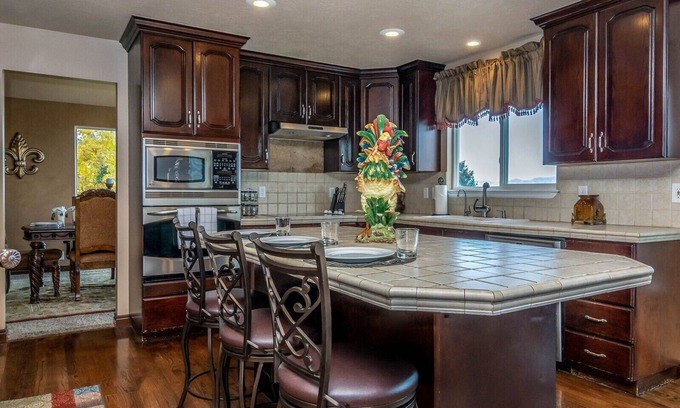 Draper House | *Wasatch Retreat* Hot Tub * Theater * Billiards * Deck * 2 Family Rooms