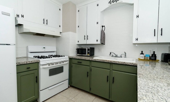 Broadmoor House | Washing Stay-Entire 4 Bedroom and 2 Baths!