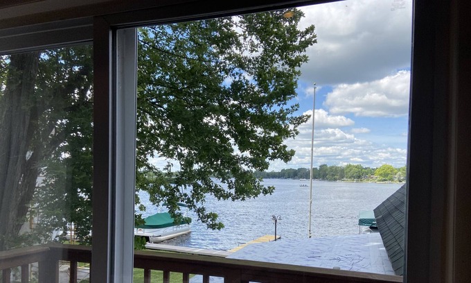 Fenton House | Water front Cabin with dock great fishing Lake Ponemah & Shiawassee river
