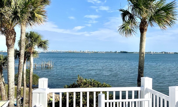 Jensen Beach House | Water Front🩷Minutes to Beach ~ BBQ grill~ Pool~ Rooftop Balcony-360° Views