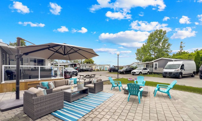 Sherkston Cottage | Water Park ~ Walk to Beach ~ Mini Golf ~ Sleeps 8 ~ AC & WiFi