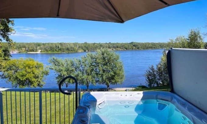 Lac du Bonnet Cottage | Water's Edge Sunrise Escape /Waterfront/ Hot Tub