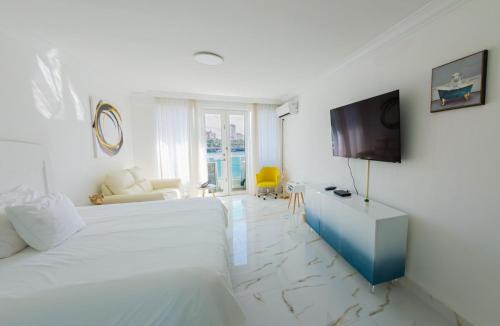 Puerta de Tierra Apartment | Water Side Studio King Bed With Pool