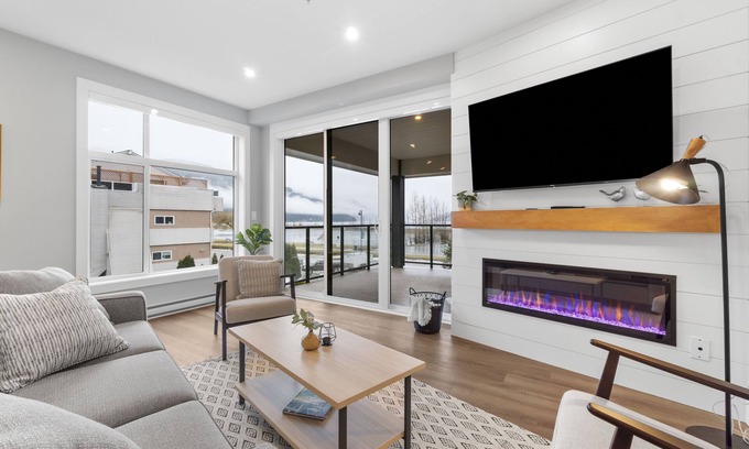 Harrison Hot Springs Condo | Water View - Brand New Harrison 2BR + Den