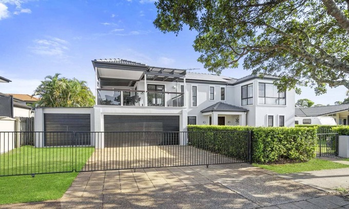 Redland Bay House | Water View Modern 6 Beds Villa with Pool