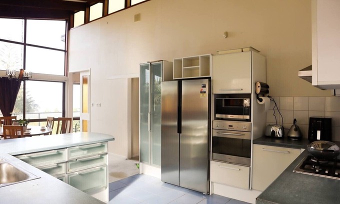 Auckland House | Water views 5-Bedroom Large home | Family Friendly. Close to Airport & City.