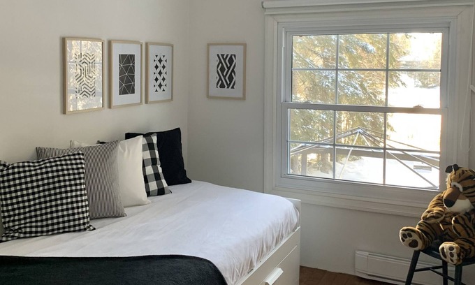 Saint-Alphonse-Rodriguez Ski Chalet | Waterfront cottage