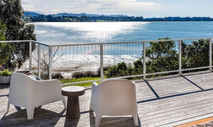 Tanners Point House | Waterfont Paradise - Hot pools nearby