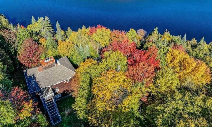 Saint-Faustin-Lac-Carre Cottage | WATERFRONT ICONIC CHALET ON PRISTINE LAKE